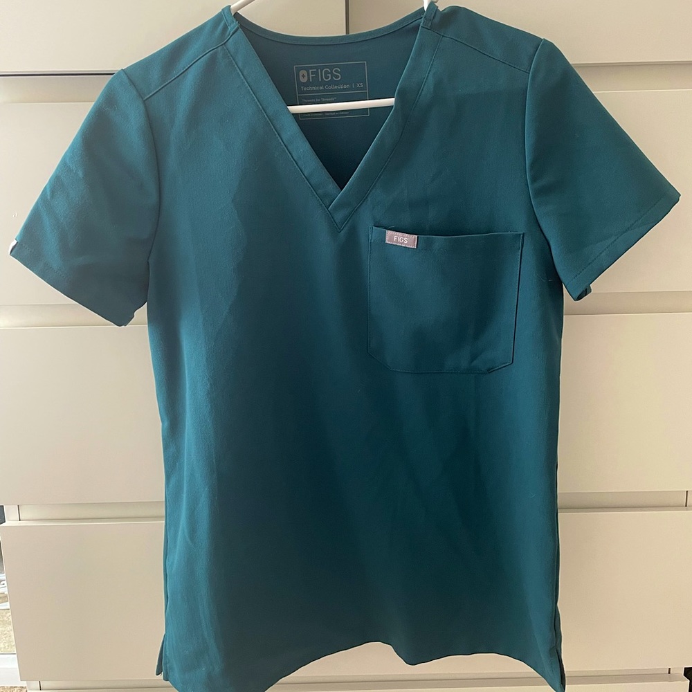 Figs Caribbean Blue Three pocket scrub top (XS)